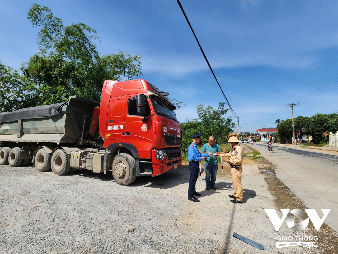 Đội TTGT vận tải Ba Vì thường xuyên phối hợp với Đội CSGT trật tự huyện tăng cường kiểm tra tải trọng phương tiện, xử lý nghiêm các vi phạm quá khổ, quá tải và lôi kép vật liệu gây ô nhiễm môi trường