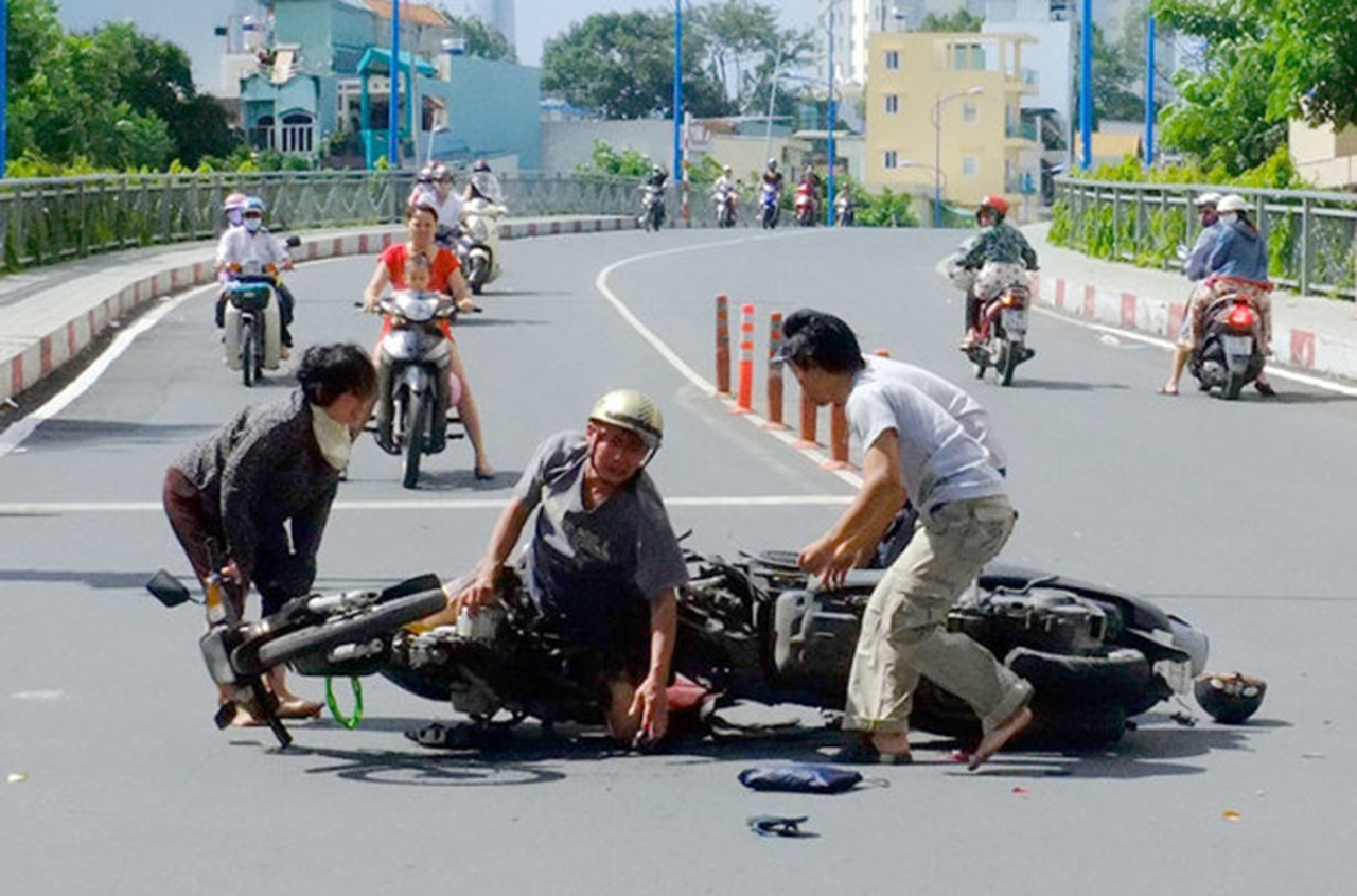 Một vụ va quẹt xe trên đường lên cầu Hoàng Hoa Thám, Q.Bình Thạnh, TP.HCM. Sau khi được người dân giúp đỡ, hai bên đã hòa giải với nhau - Ảnh Tuổi trẻ