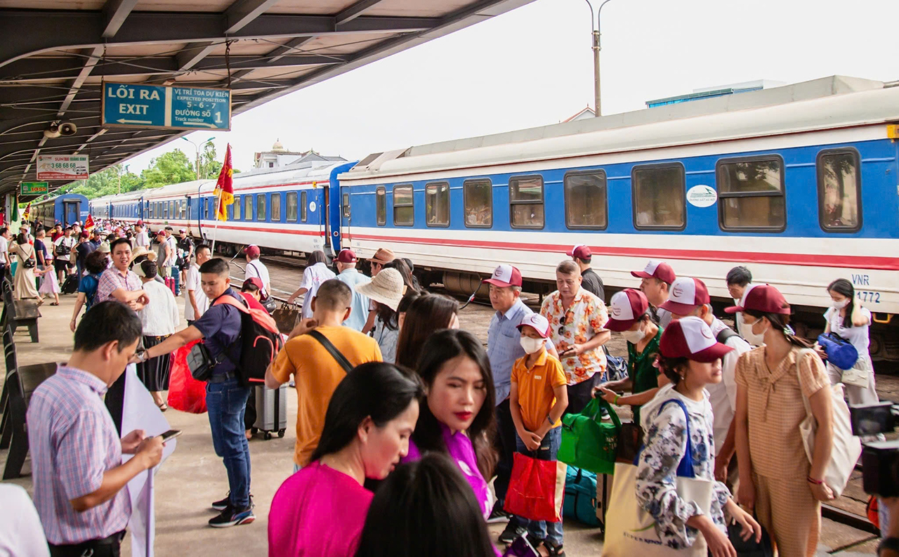 Hành khách chờ tàu tại ga Đồng Hới, tỉnh Quảng Bình.