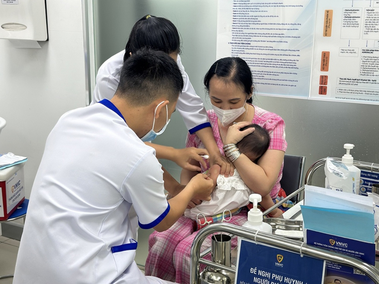 Tiêm vaccine sởi cho trẻ tại Hệ thống tiêm chủng VNVC. Ảnh: QĐND