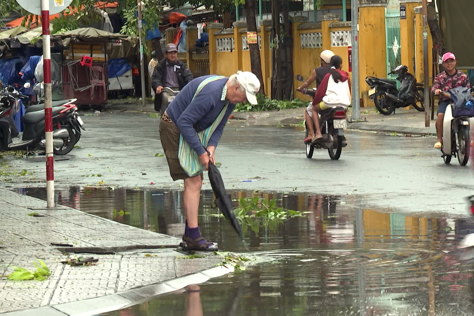 Du khách quốc tế tham gia dọn vệ sinh trên phố cổ Hội An