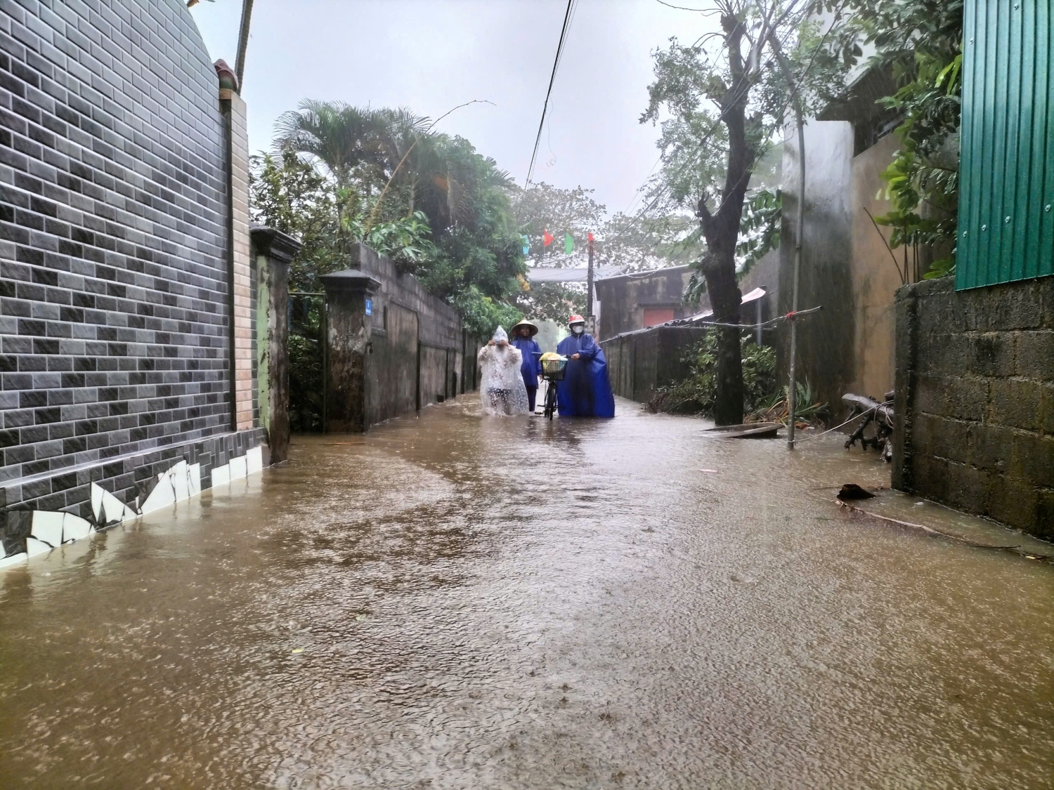 Mưa lớn gây ngập một số tuyến đường ở các xã ven sông huyện Lệ Thủy, tỉnh Quảng Bình