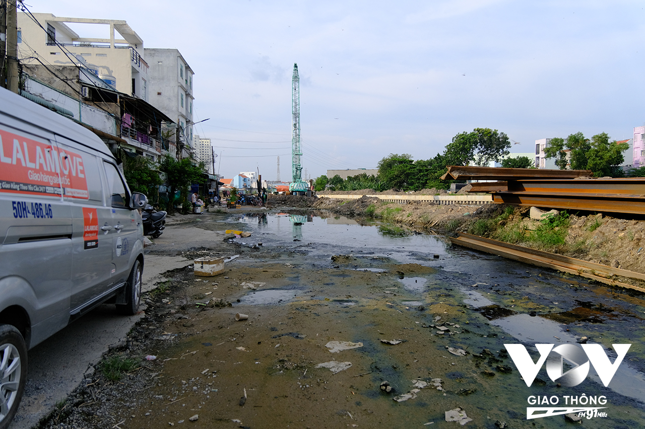 Sau cơn mưa, tuyến đường ngập ngụa bùn lầy