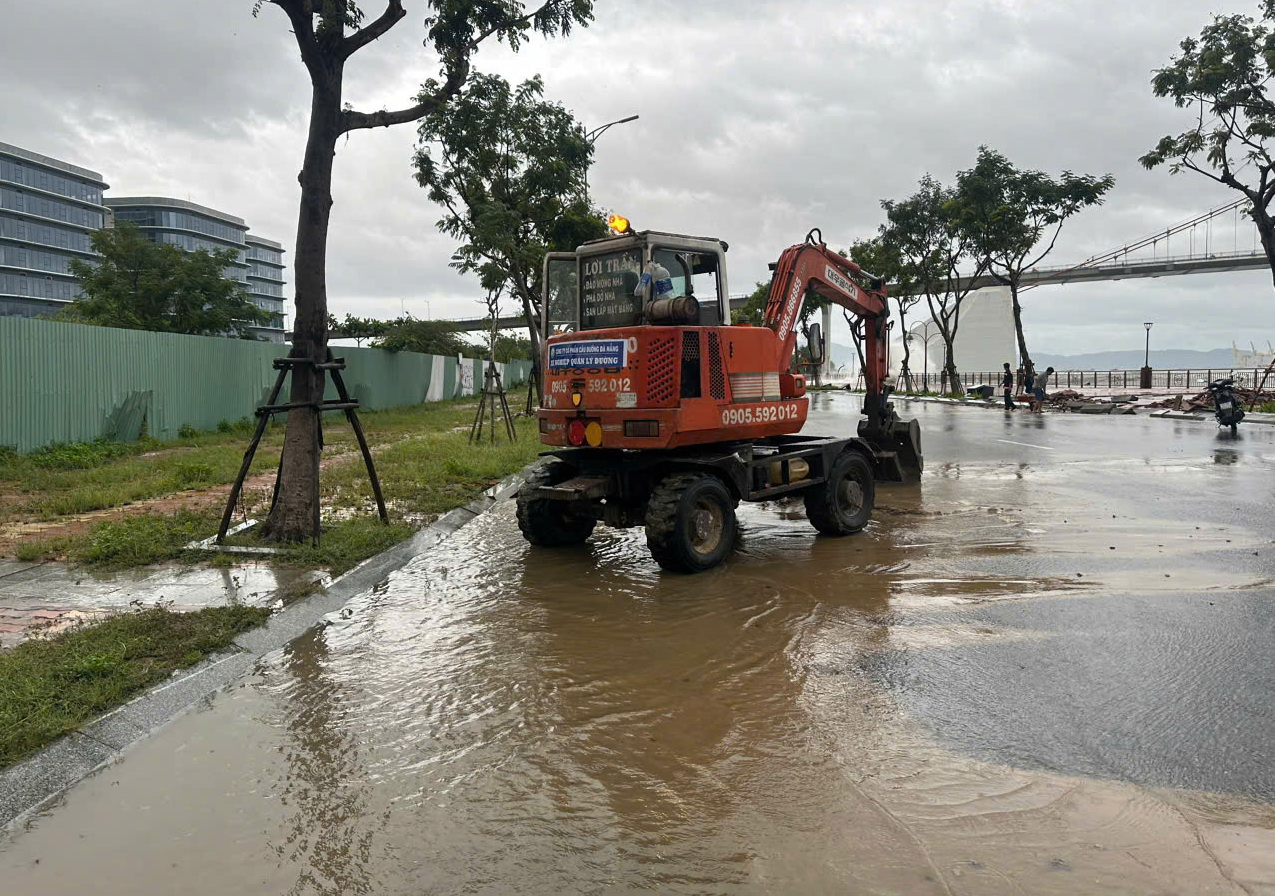 Thành phố Đà Nẵng huy động phương tiện, lực lượng khắc phục hậu quả bão số 6.