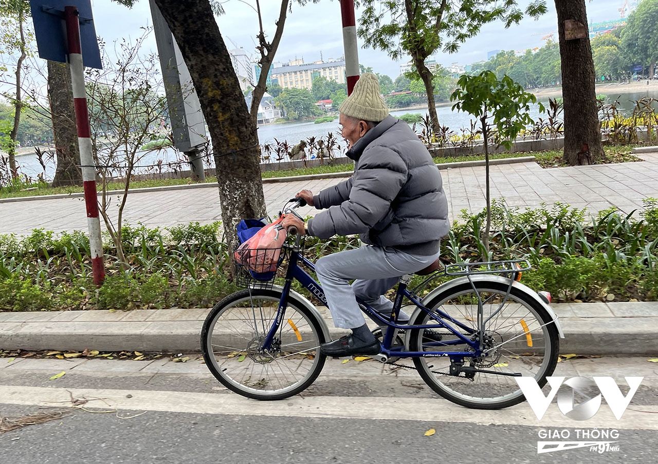 Cụ ông đạp xe trên phố Quang Trung sáng sớm nay trong không khí lạnh đầu mùa