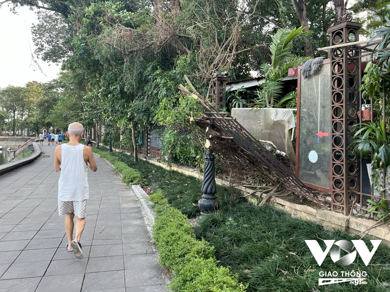 Hàng rào bao quanh công viên thì bị đổ nghiêng ngả, thậm chí còn gãy cả cột đèn.