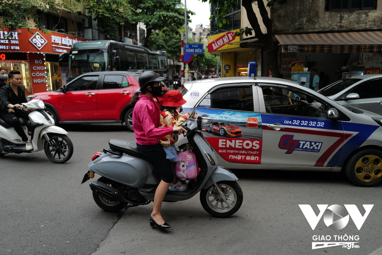 Những đứa trẻ vẫn chưa quen với thời tiết lạnh đột ngột nhưng vẫn phải dậy sớm đến trường với áo ấm, mũ, khăn quàng...