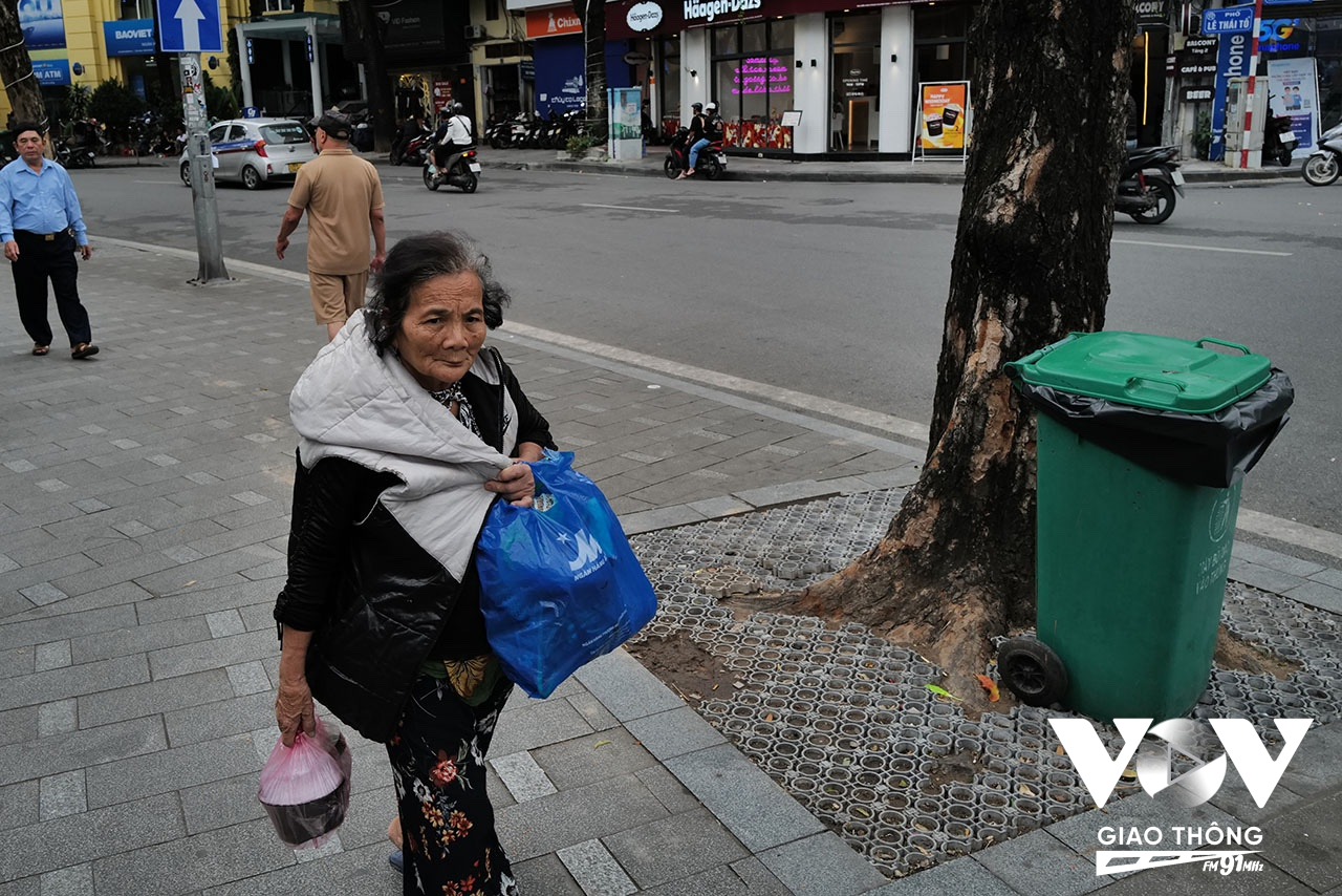 Dù chưa đến mức quá lạnh nhưng nhiều người vẫn phải quàng khăn giữ ấm khi ra phố