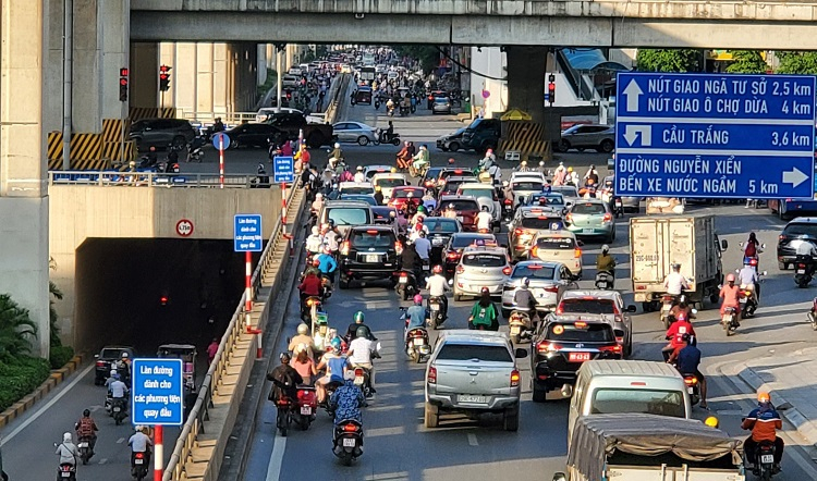 Làn đường dành cho xe quay đầu có vạch mắt võng bị các phương tiện đè lên dừng chờ đèn đỏ. Ảnh: Kinh tế đô thị