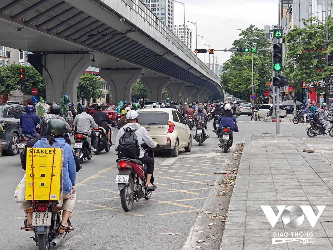 Làn đường dành cho xe rẽ phải với vạch mắt võng và mũi tên hướng dẫn tại nút giao cầu Mai Động-Tam Trinh. Gần đây, nút giao đã được lắp đèn tín hiệu để tăng khả năng nhận diện và chấp hành