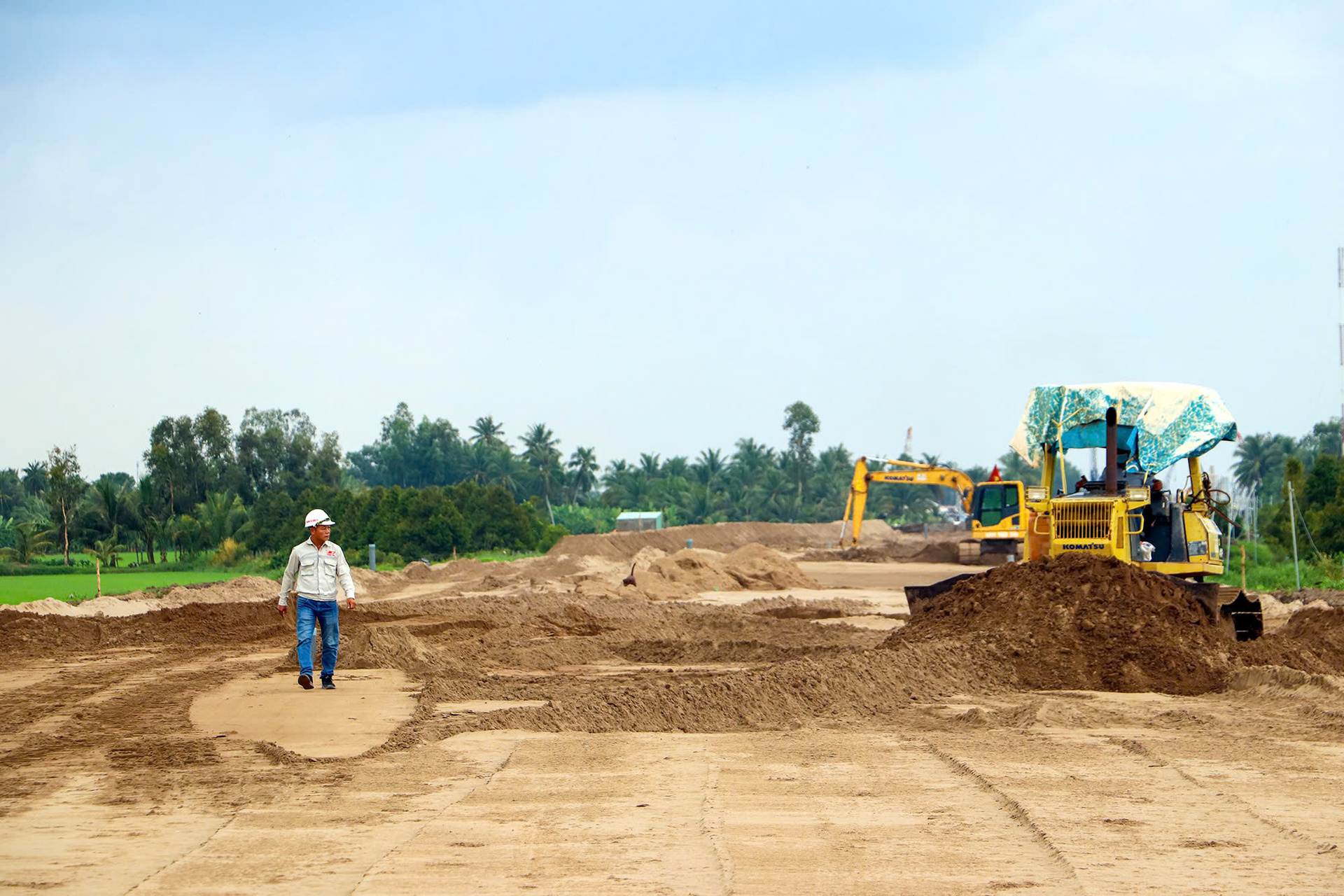 Thủ tướng yêu cầu các địa phương không được để nhà thầu, công nhân cô đơn trên công trường. Hình ảnh ghi lại một chuyến thăm công nhân thi công cao tốc Cần Thơ - Cà Mau của Thủ tướng Chính phủ Phạm Minh Chính. ( Ảnh: Châu Anh)