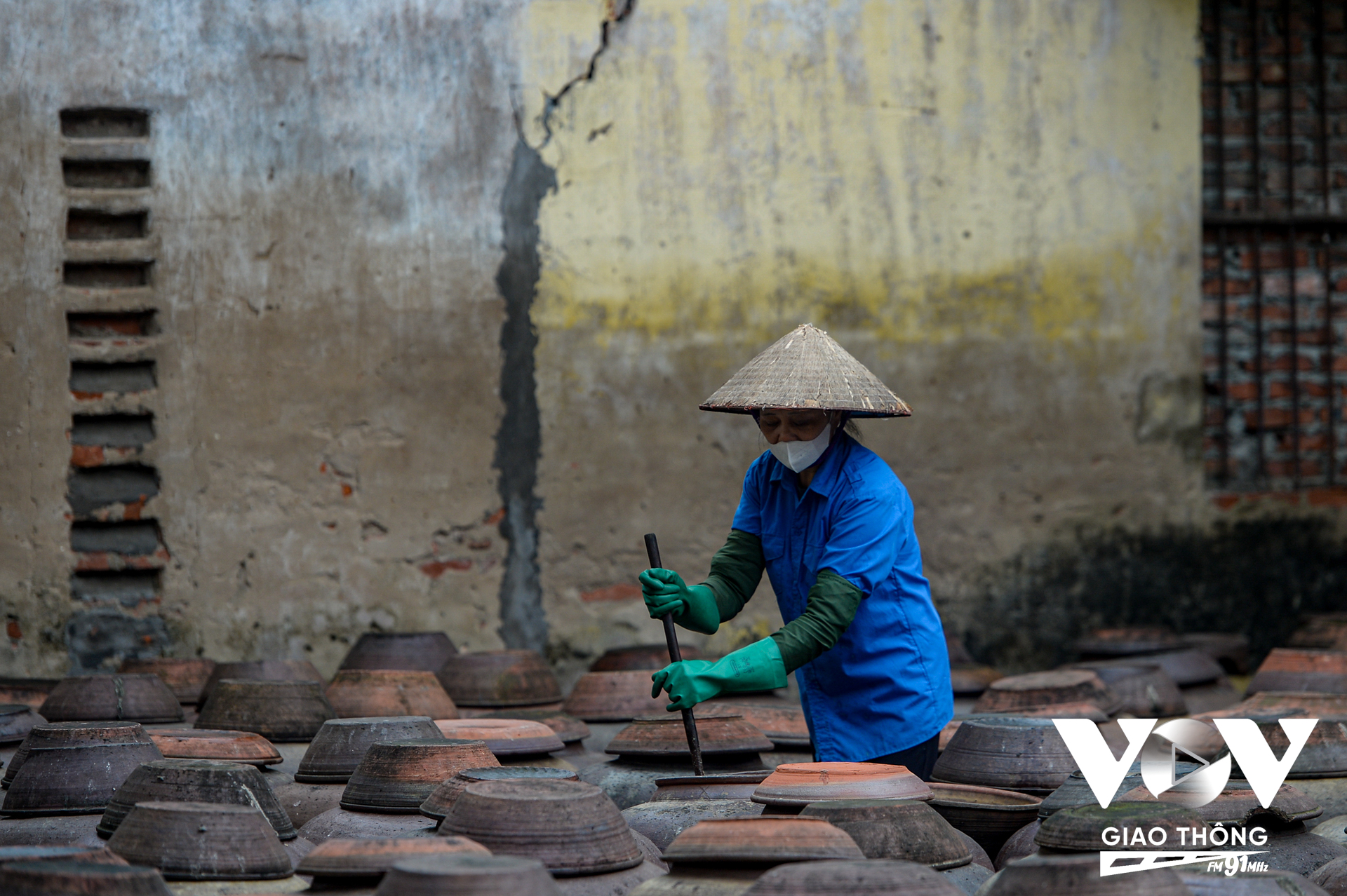 Con dâu của cụ Minh Quất, một trong những gia đình làm tương lâu đời tại thị trấn Bần Yên Nhân, huyện Mỹ Hào, tỉnh Hưng Yên cho biết, phần nguyên liệu tuy dễ kiếm chỉ có gạo và đỗ tương; nhưng cần lựa chọn kỹ lưỡng, các hạt nhìn bằng mắt thường thấy tròn, mẩy, đều nhau. Trong một năm, vụ chính làm tương từ tháng 4 đến tháng 10, thời điểm này là lúc thời tiết thuận lợi, được nắng vì làm tương bên cạnh nguyên liệu thời tiết rất quan trọng. Hiện nay làm tương có nhiều máy móc hỗ trợ, nhưng gia đình vẫn duy trì việc rang đỗ tương bằng củi.