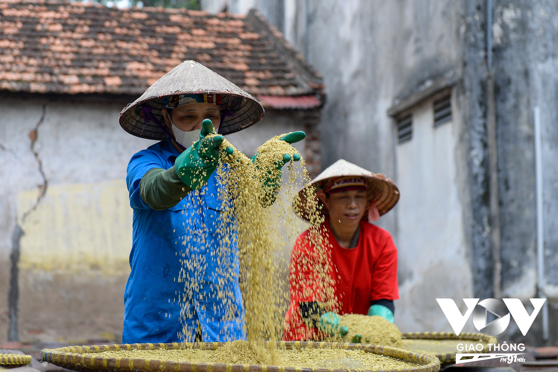 Đến làng nghề tương bần Hưng Yên, sẽ bắt gặp được cả dãy phố bán tương. Có nhiều quầy bán ngay tại nhà, có quầy lại thuê mặt bằng lớn.