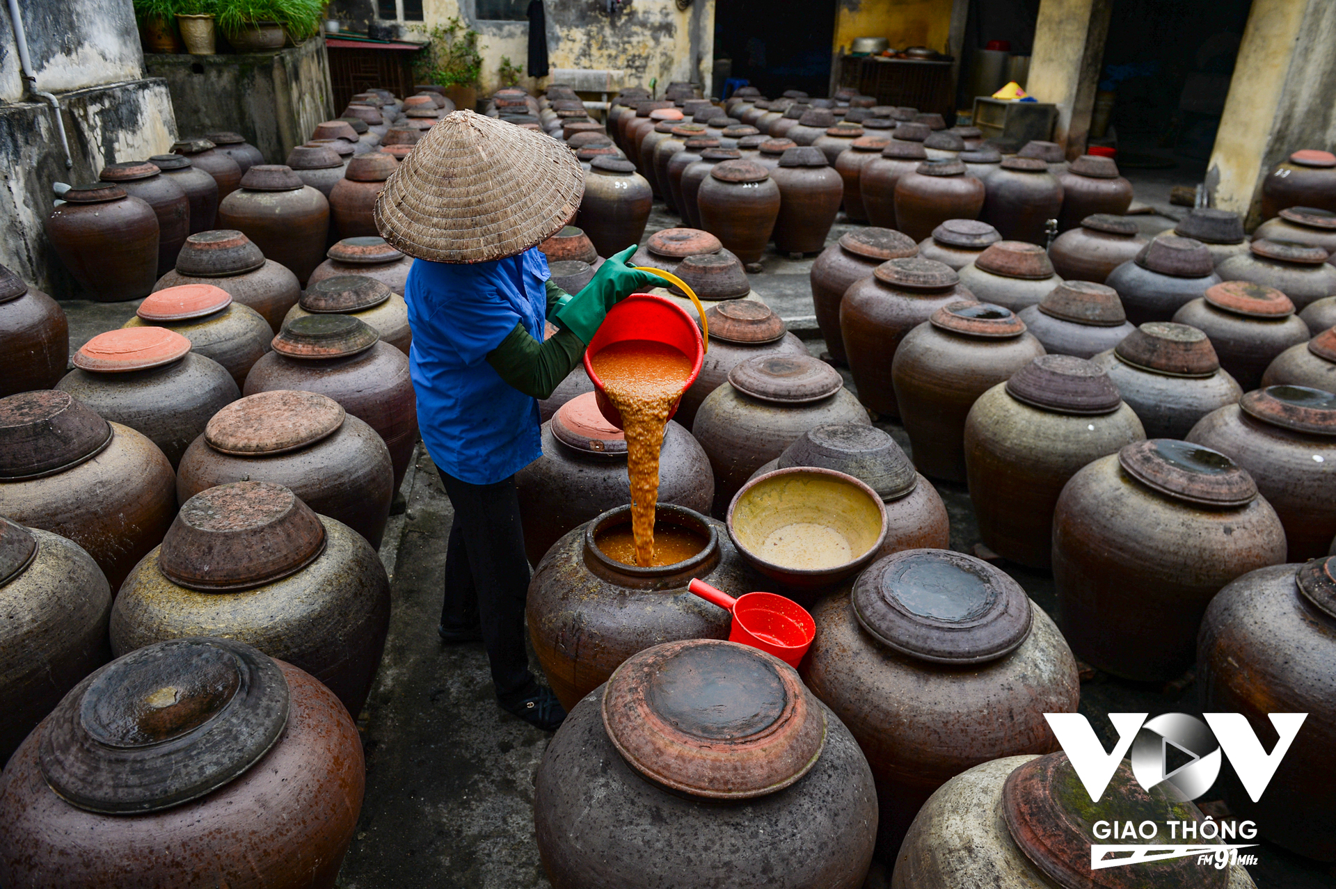 Hiện trong khuôn viên của gia đình cụ Minh Quất vẫn giữ lại nếp nhà cổ kính, trong sân có khoảng 800 chum làm tương, mỗi chum từ khoảng 100-110 lít.