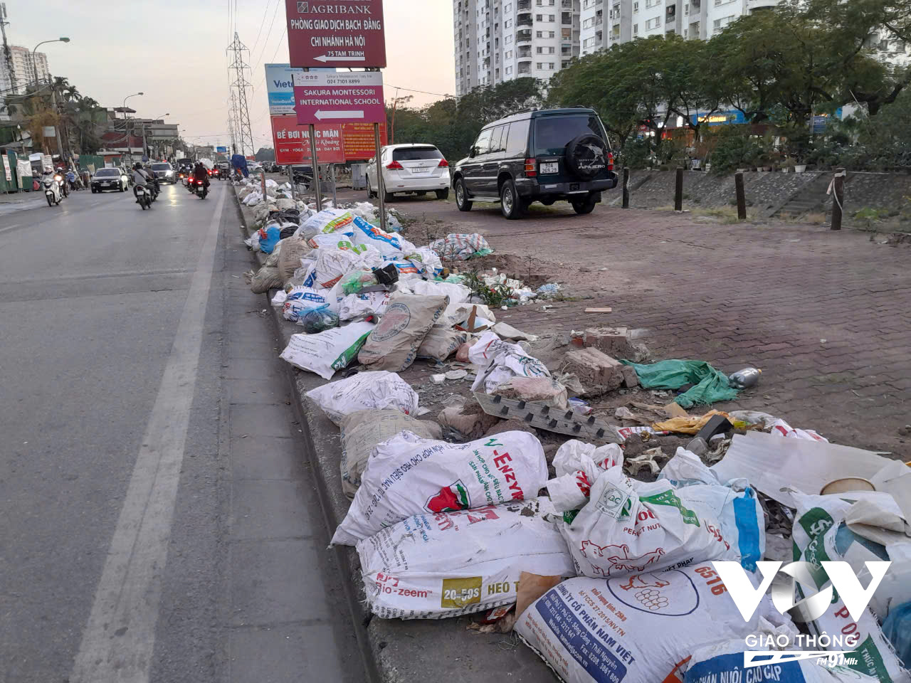 đọc đường Tam Trinh, Lĩnh Nam, nhiều người đã cố ý lấn chiếm vỉ hè nơi mới được GPMB để bán hàng hoá, vật liệu xây dựng