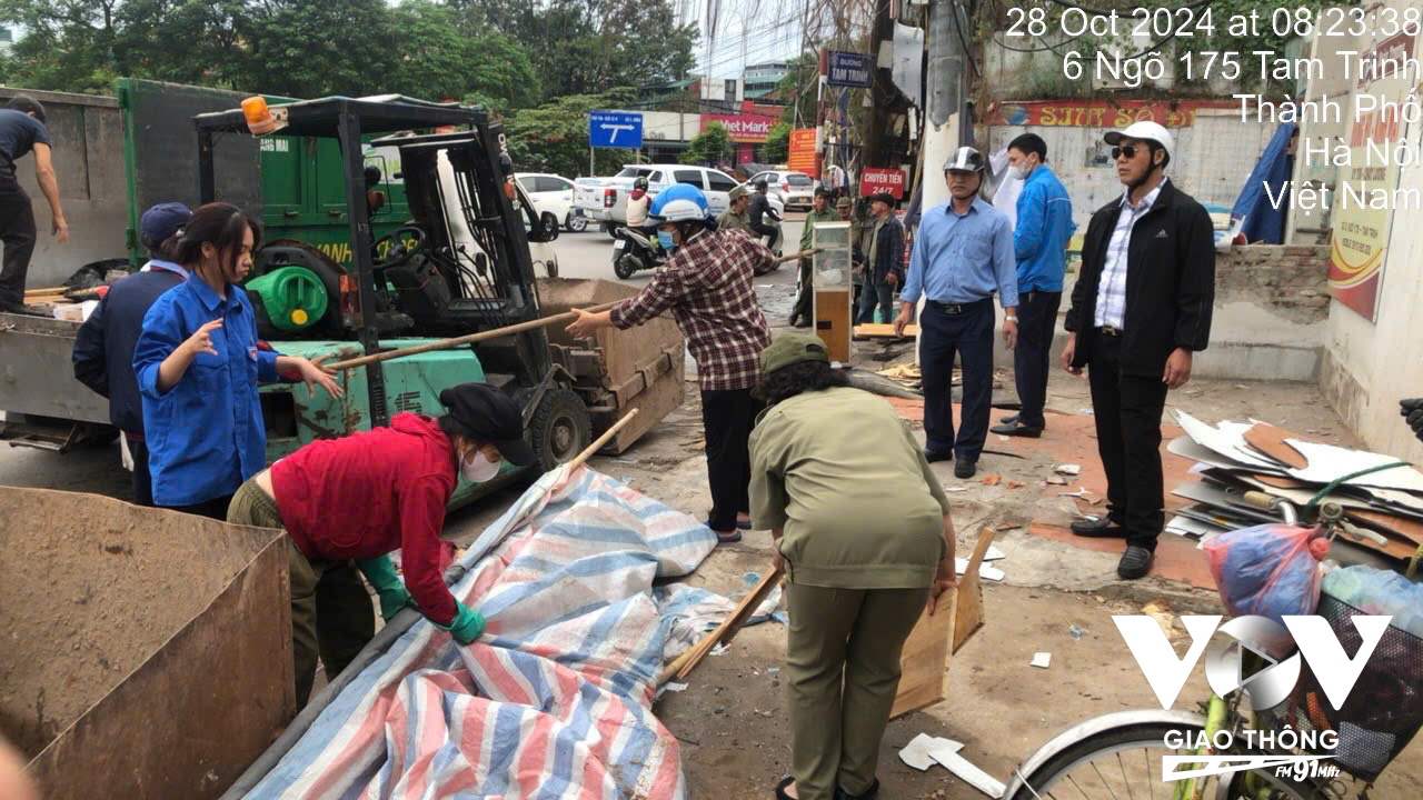 Lực lượng chức năng ra quân, triển khai mô hình “Cổng trường văn minh, an toàn giao thông”, đồng thời nỗ lực ngăn chặn tình trạng lấn chiếm