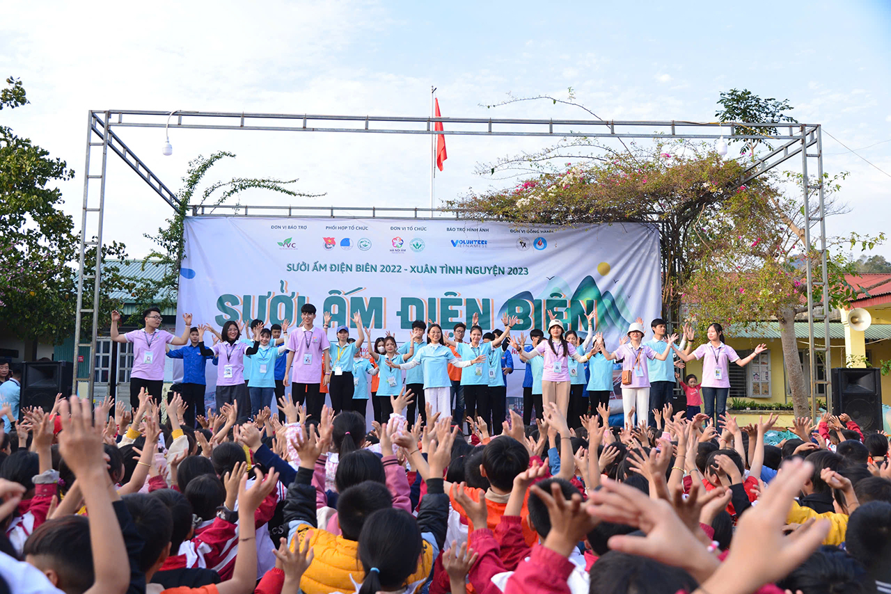 Với thông điệp 'hạnh phúc là sẻ chia', Cộng đồng ấm là dự án được nhiều tình nguyện viên là các sinh viên trẻ muốn tham gia để phát triển kỹ năng bản thân và nhận thức rõ hơn về trách nhiệm xã hội.