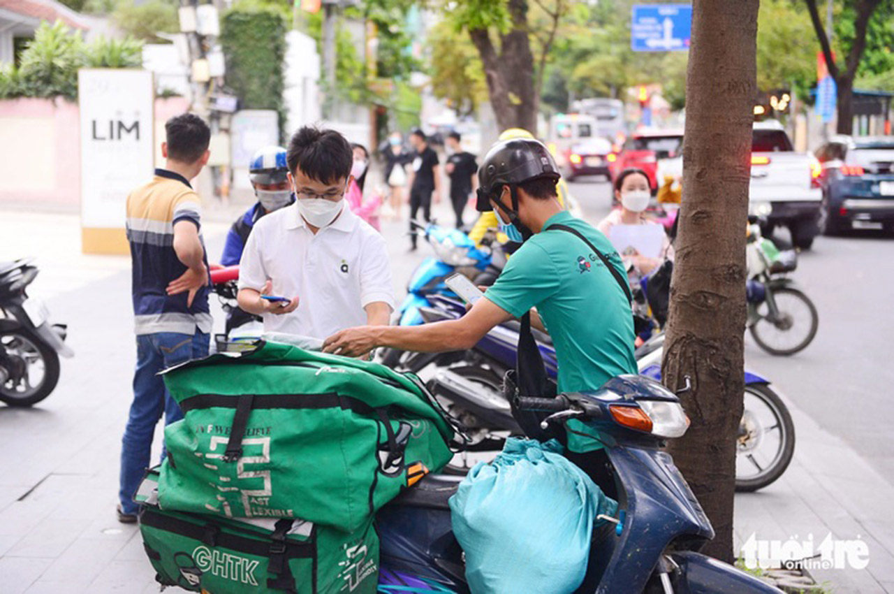 Các đơn vị bán hàng và giao nhận trong nước đang đối mặt với làn sóng hàng giá rẻ, ship rẻ từ hàng hóa Trung Quốc  (Ảnh min hoạ: Tuổi Trẻ)