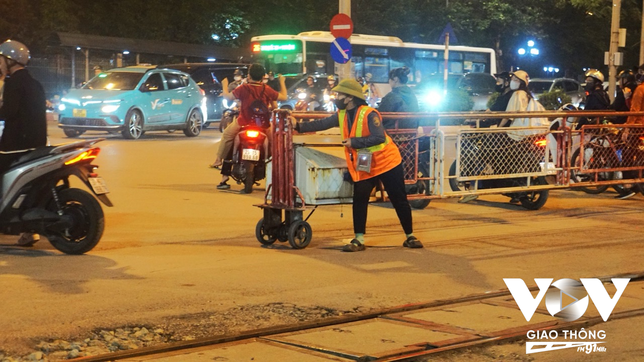 Kéo rào chắn là một trong những yêu cầu bắt buộc và phải thực hiện đúng giờ để đảm bảo an toàn cho các phương tiện giao thông khi tàu tới