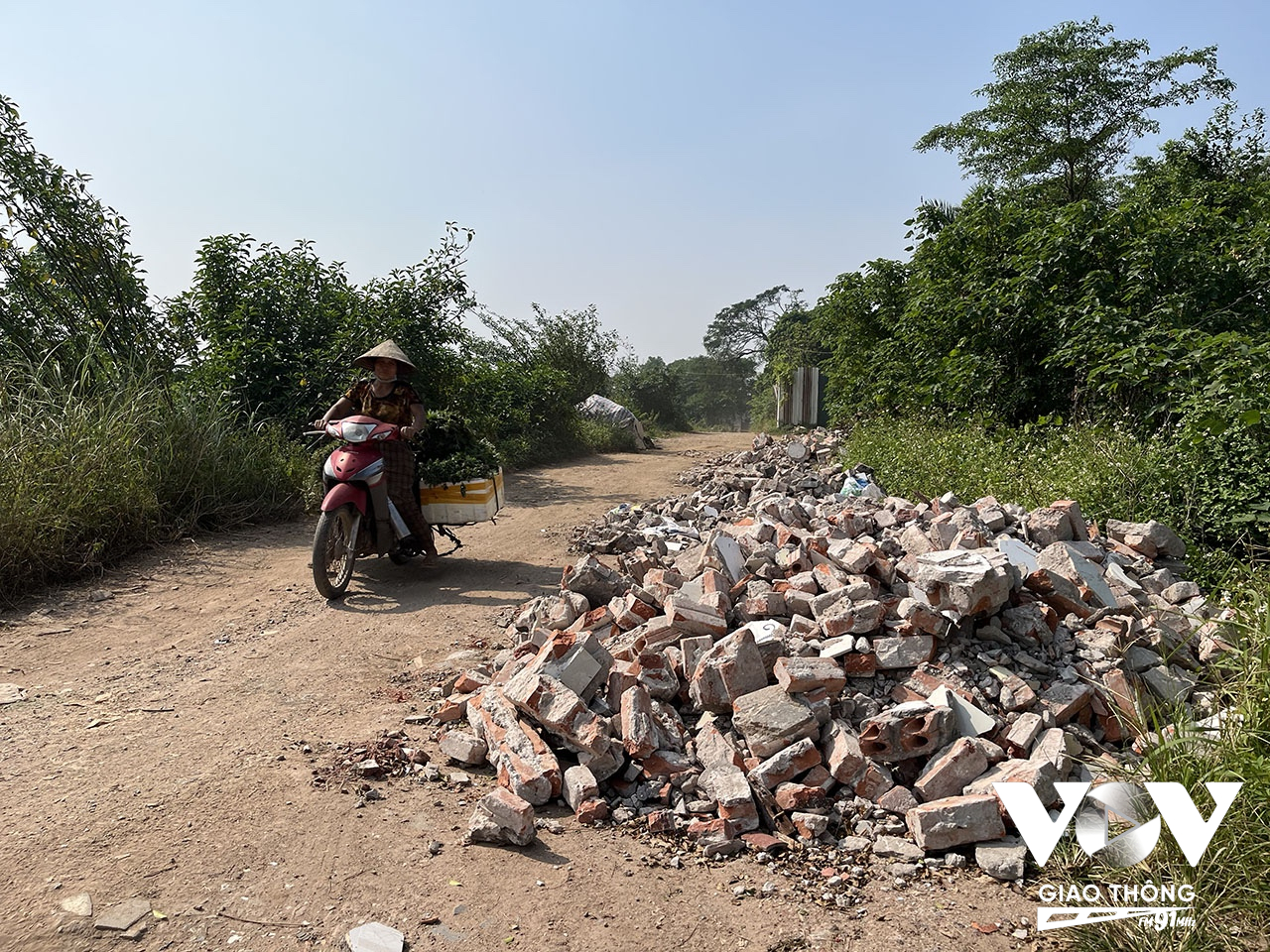 Dọc đường đi trong khu vực bãi giữa sông Hồng có rất nhiều đống rác thải xây dựng như thế này