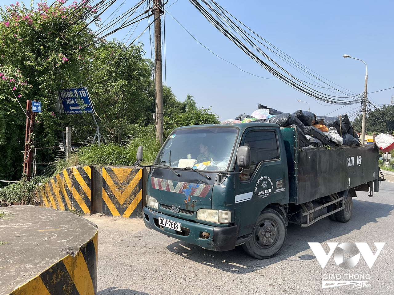 Những xe chở rác liên tục ra vào khu vực bãi giữa sông Hồng trên địa bàn quận Long Biên