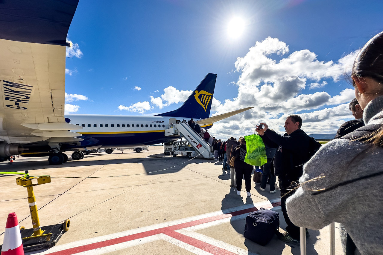 Hành khách xếp hàng khi lên máy bay của Ryanair (Ảnh: Shutterstock)