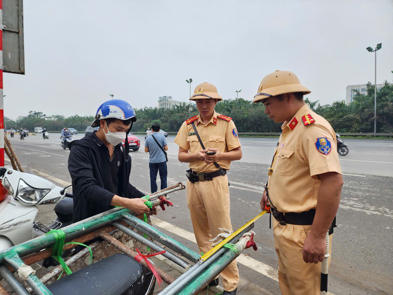 Nhiều người dân tưởng nhầm xe máy được được phép đi vào cao tốc như đợt mưa lũ do bão số 3 vừa qua