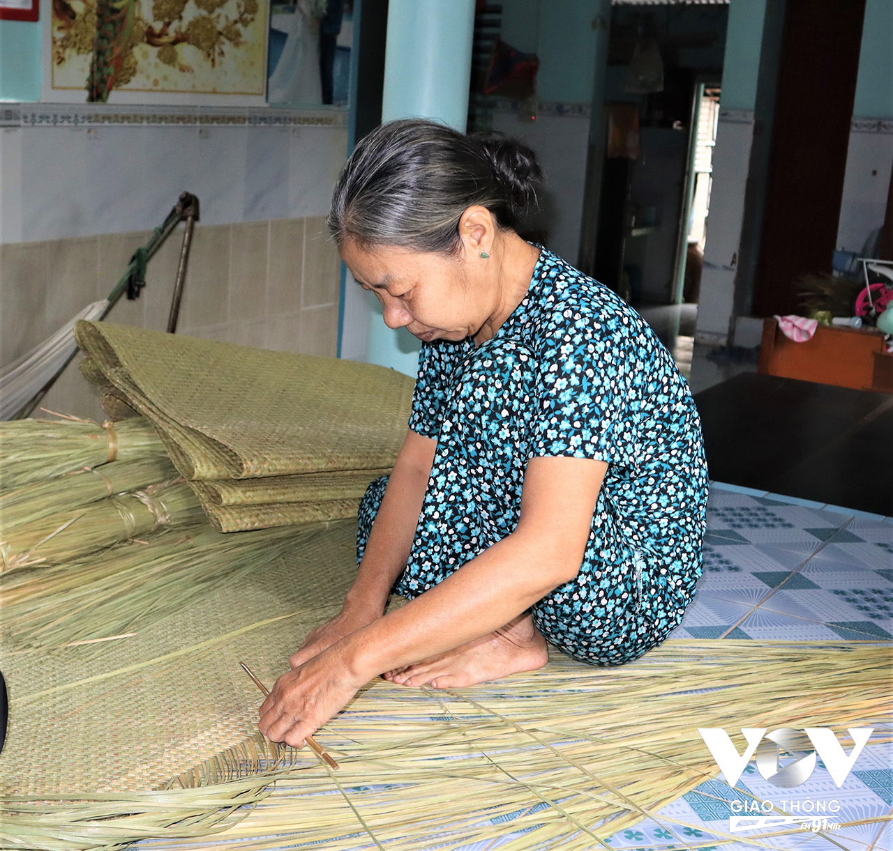 Nghệ nhân Lê Thị Nguyệt (Tư Nguyệt, 64 tuổi) là một trong những người thợ còn đeo nghề đương bàng thủ công Thị trấn Ba Chúc.