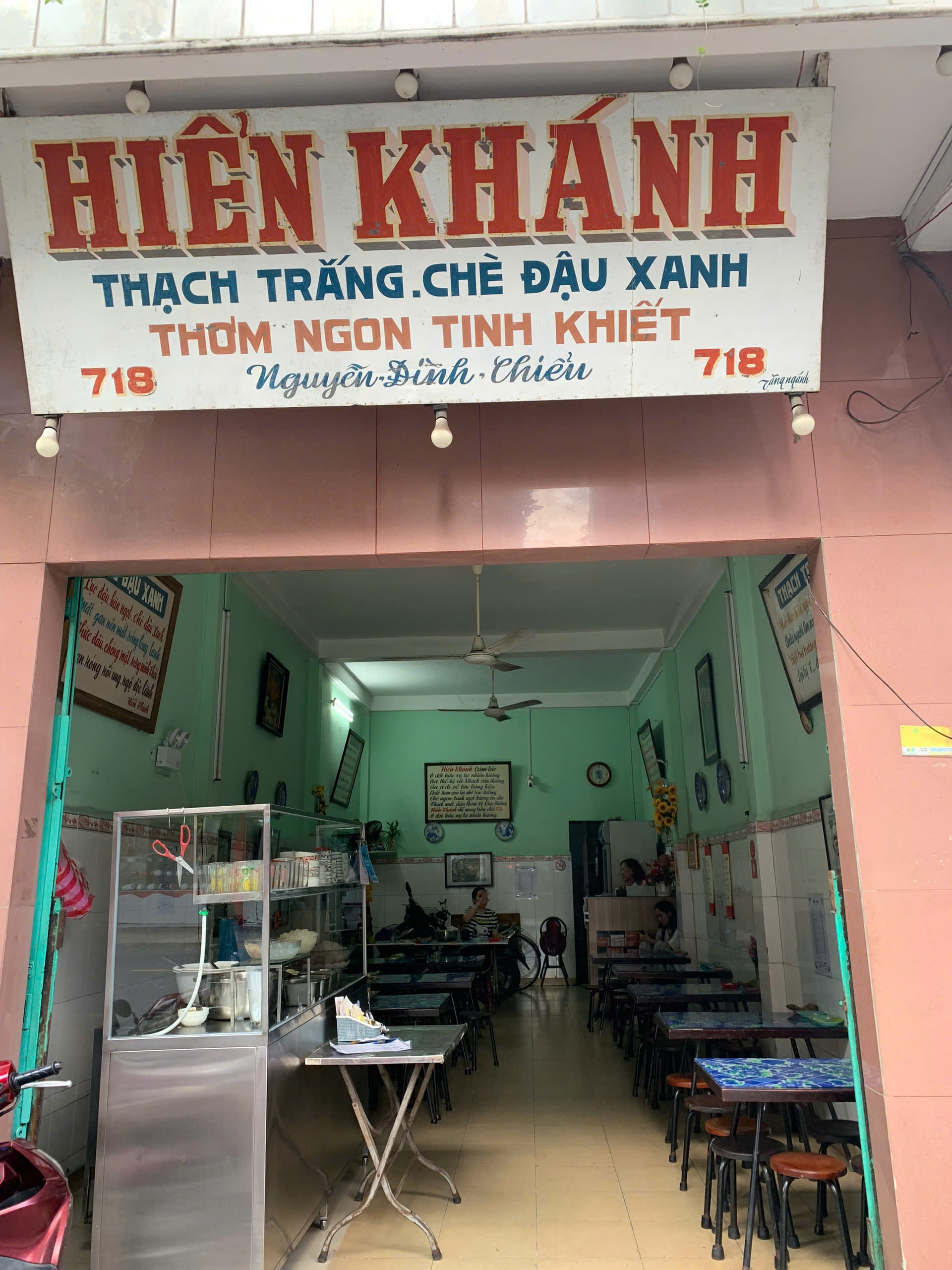 Hiển Khánh là một trong những tiệm chè nổi tiếng bậc nhất Sài Gòn trước năm 1975.