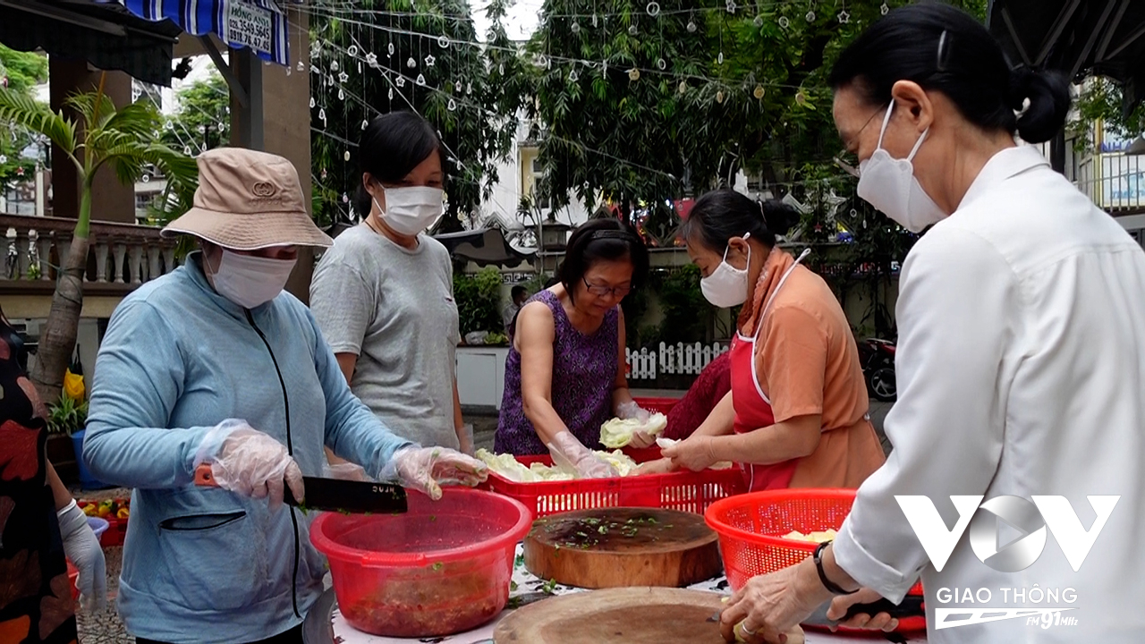 Mỗi sáng, mọi người sẽ có mặt từ 6 giờ, không ai bảo ai, mỗi người một nhiệm vụ