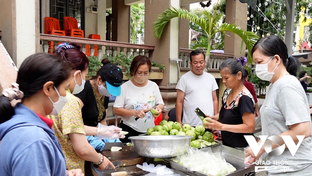 Mỗi suất cơm được nấu lên không chỉ từ gạo, rau củ, mà còn từ tấm lòng của những người thiện nguyện