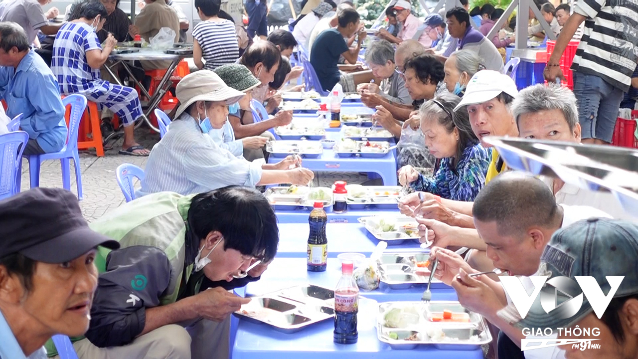 Những người đến đây phục vụ bà con có cả giáo dân và cả những người không theo đạo