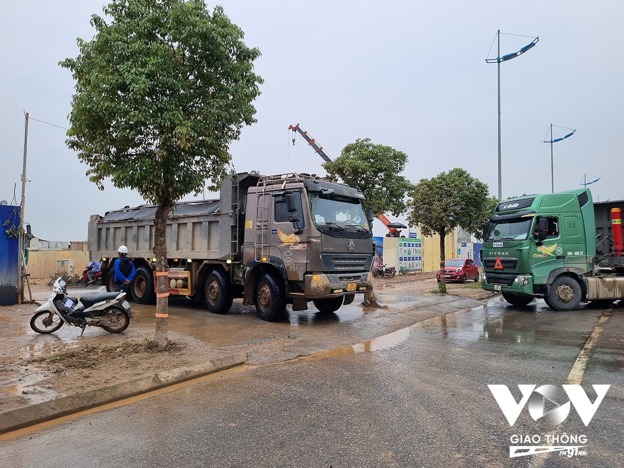 Đường Trường Sa thời gian qua trở nên tấp nập hơn với đoàn xe ben, xe tải trọng lớn ra vào công trường xây dựng hai bên đường. (Ảnh - Minh Hiếu)