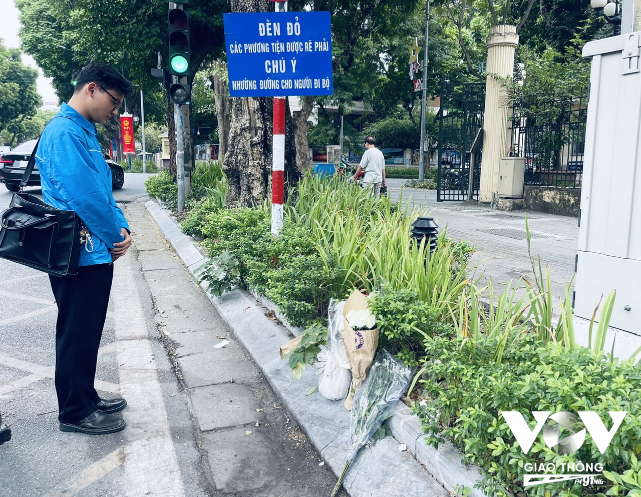 Long lặng đi trước cành hoa trắng khi đến chào bạn mình lần cuối