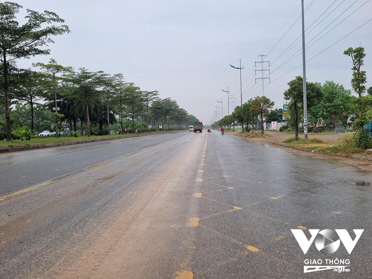 Lớp bụi dày trong không khí, nước rửa đường lầy lội là những gì người tham gia giao thông đang hàng ngày đối mặt. (Ảnh - Minh Hiếu)