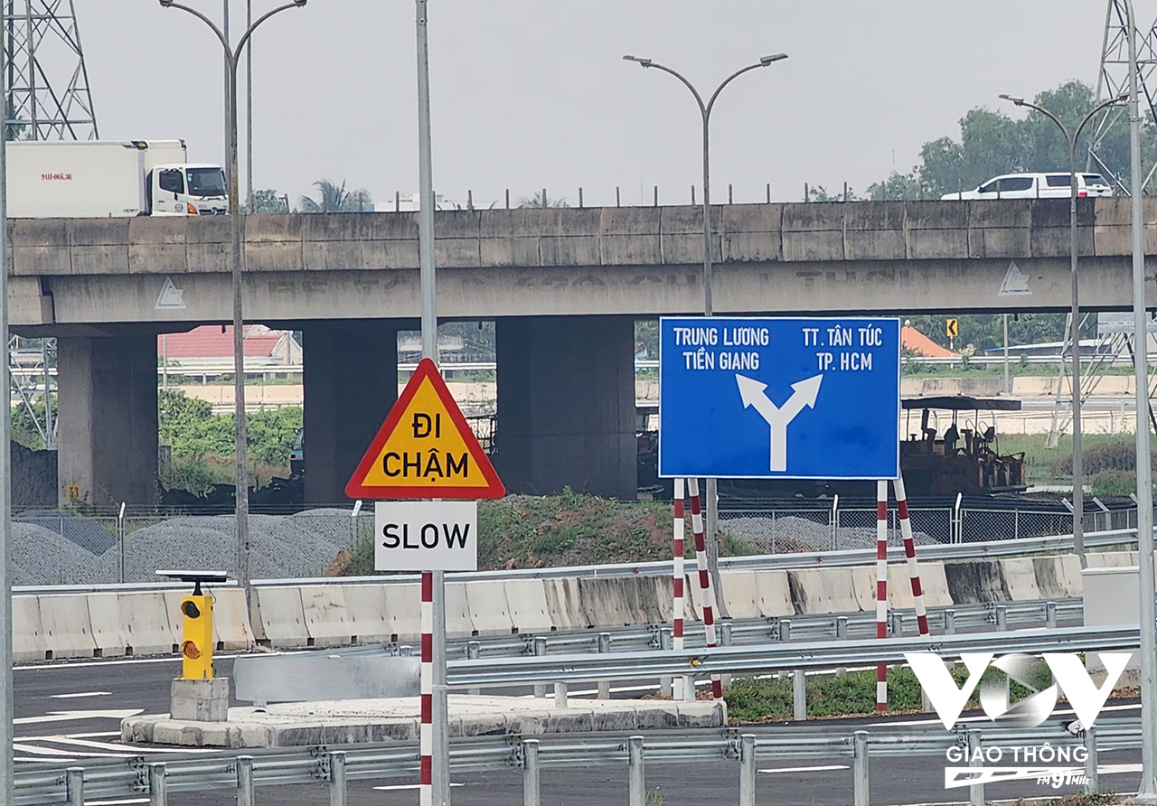 Hệ thống biển chỉ dẫn cũng đã được các đơn vị hoàn thiện, sẵn sàng thông xe trong tháng 11 này.