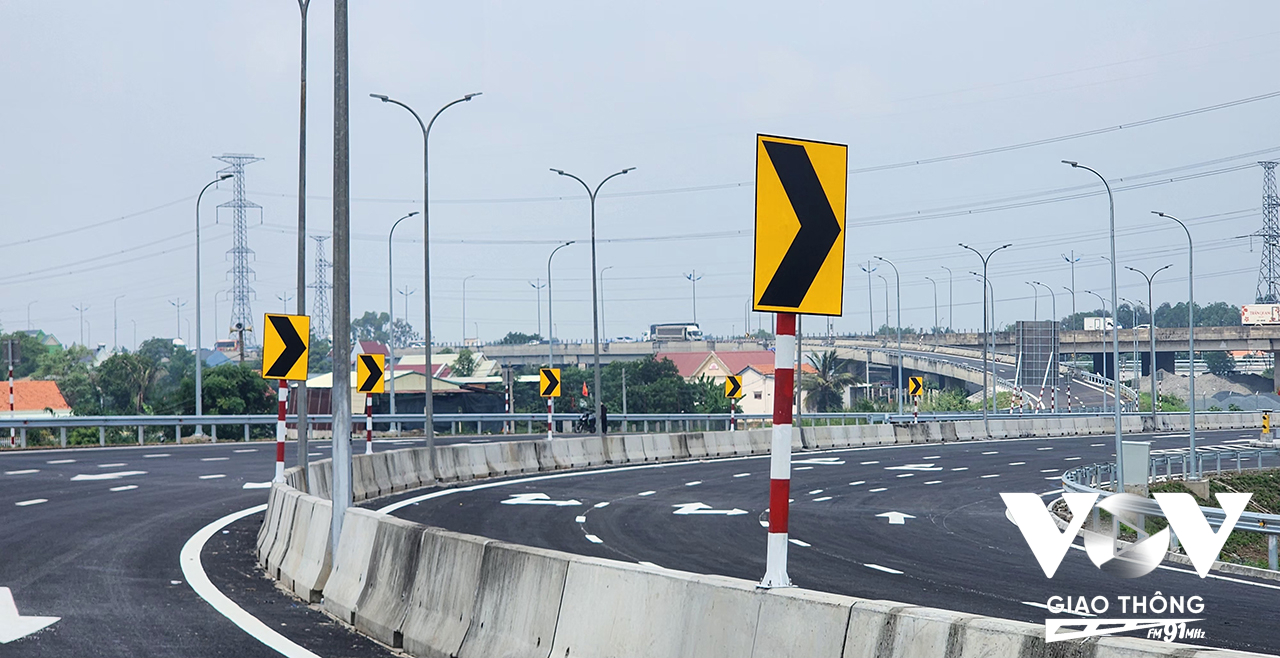 Hệ thống đèn chiếu sáng, tấm phản quang đoạn nút giao với cao tốc TP.HCM - Trung Lương đã được các đơn vị hoàn thiện