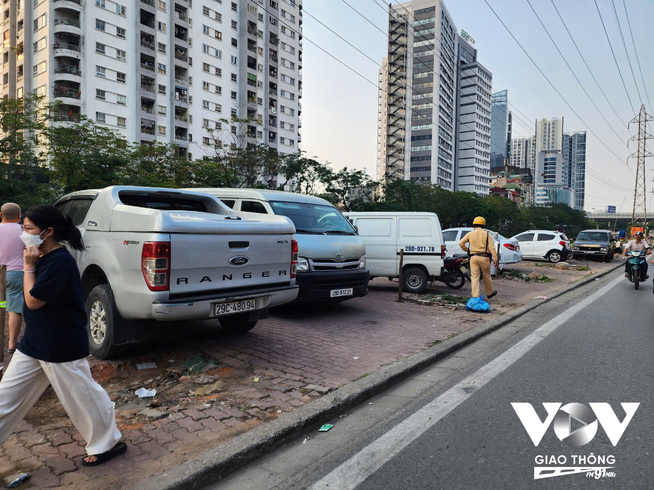 Lực lượng CSGT – TT quận Hoàng Mai tuyên truyền nhắc nhở người dân di chuyển, chứ không xử phạt