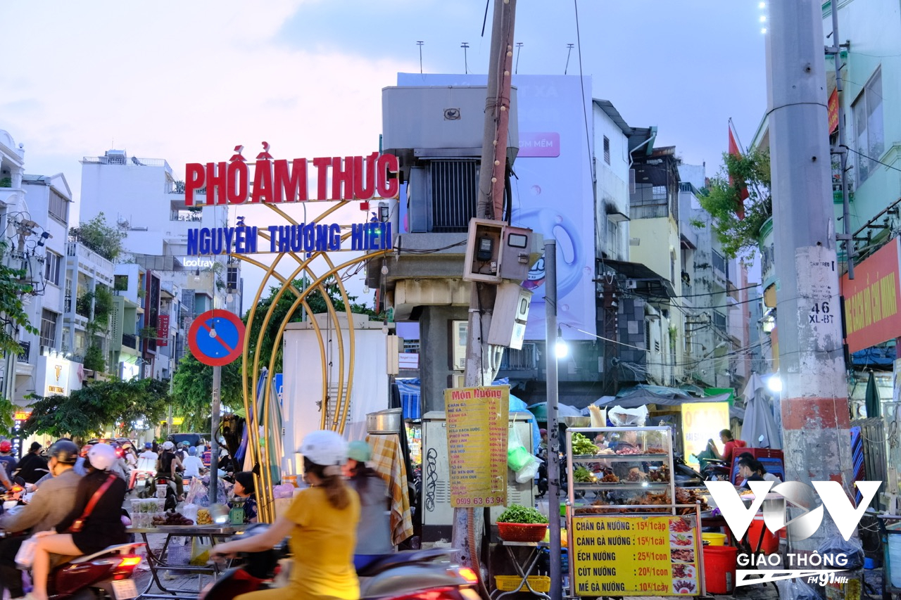 Ngoài bảng hiệu Phố ẩm thực thì cả trục đường Nguyễn Thượng Hiền (quận 3) không khác gì so với những tuyến đường còn lại