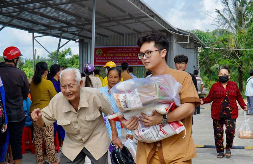 Ở tuổi 28, Nguyễn Thanh Tâm luôn tràn đầy năng lượng, nhiệt huyết với công việc, phát triển và mở rộng thị trường; tích cực tham gia các hoạt động thiện nguyện như tặng quà người già neo đơn, lang thang, cơ nhỡ.