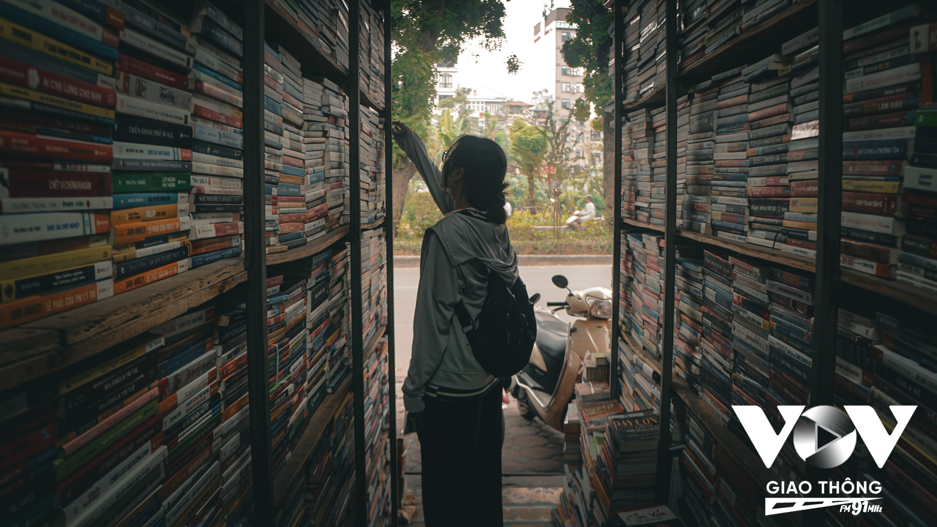 Không gian tiệm sách không quá lớn nhưng có tới hàng nghìn đầu sách các loại, chủ yếu là sách cũ nhưng vẫn khiến khách ghé tiệm không thể rời mắt, choáng ngợp trước sự đa dạng