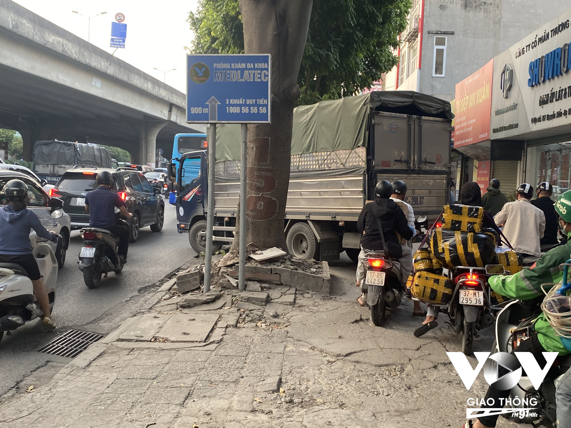 Vì lưu lượng tham gia giao thông trên tuyến đường này rất đông vào giờ cao điểm nên các phương tiện xe máy leo lên vỉa hè tìm lối thoát. Theo quan sát thì có rất nhiều ô tô trọng tải lớn cũng ngang nhiên đi lên vỉa hè làm đường xuống cấp ngày càng nghiêm trọng.