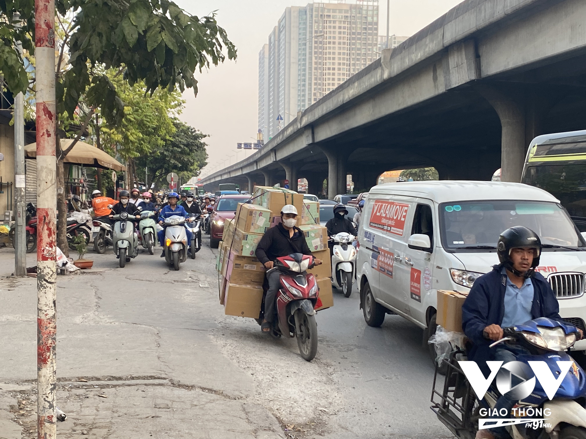 Vỉa hè trải dọc hai bên tuyến đường Nguyễn Xiển đoạn qua địa bàn quận Thanh Xuân (Hà Nội) dài khoảng 500m đang bị hư hỏng, xuống cấp nghiêm trọng. Người dân sinh sống tại khu vực này phản ánh, ngoài chất lượng đá không đảm bảo, việc ô tô, xe máy đỗ và đi lên vỉa hè với mật độ dày đặc cũng là nguyên nhân lớn gây hư hỏng. 