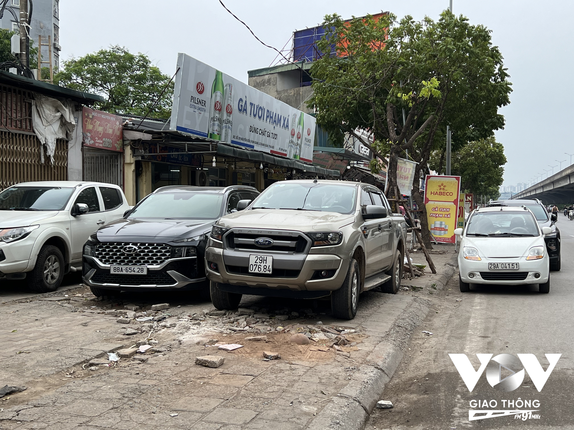 Anh Tuấn Hùng (quận Thanh Xuân, Hà Nội) than thở: “Vỉa hè bị nhiều hộ kinh doanh tận dụng để bày bán sản phẩm, thêm nữa vào giờ cao điểm xe máy đi lên vỉa hè đông nghịt. Tình trạng này đã đẩy người đi bộ xuống lòng đường, tiềm ẩn nguy cơ mất an toàn”.