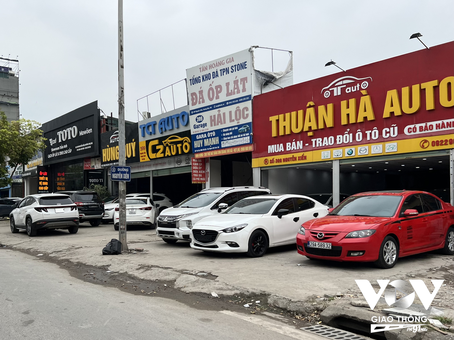 Hàng loạt showroom ô tô nằm dọc hai bên đường Nguyễn Xiển đã tận dụng vỉa hè làm nơi bày bán, trưng bày xe, vi phạm về trật tự đô thị.