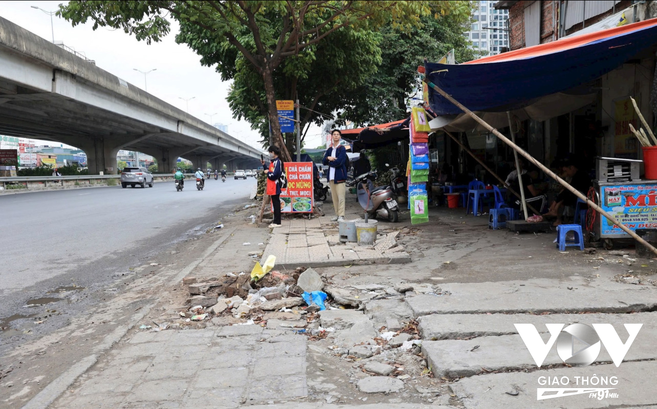 Người dân đi bộ trên vỉa hè toàn gạch đá, nắp cống ngổn ngang, nếu đi không để ý rất dễ bị vấp ngã. Các quán nước thi nhau lấn chiếm vỉa hè để kinh doanh.