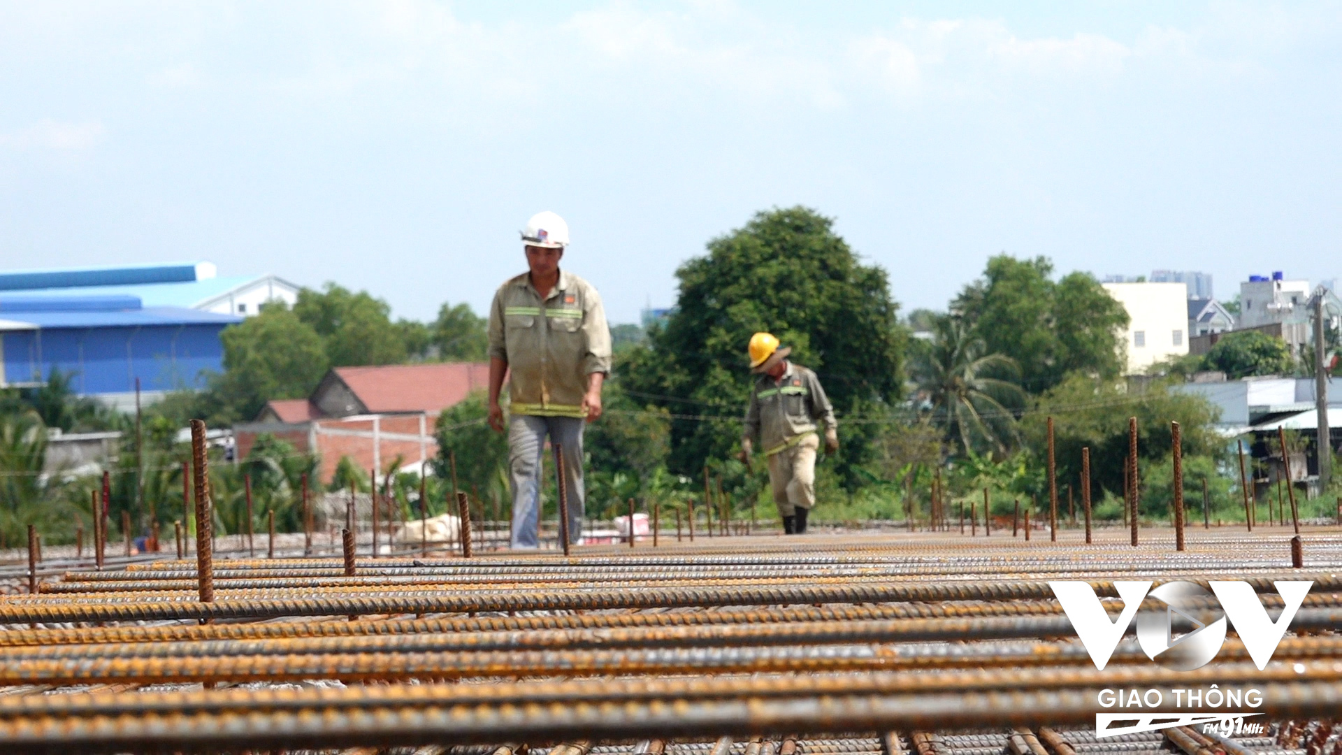 Công nhân làm việc khẩn trương để đẩy nhanh tiến độ