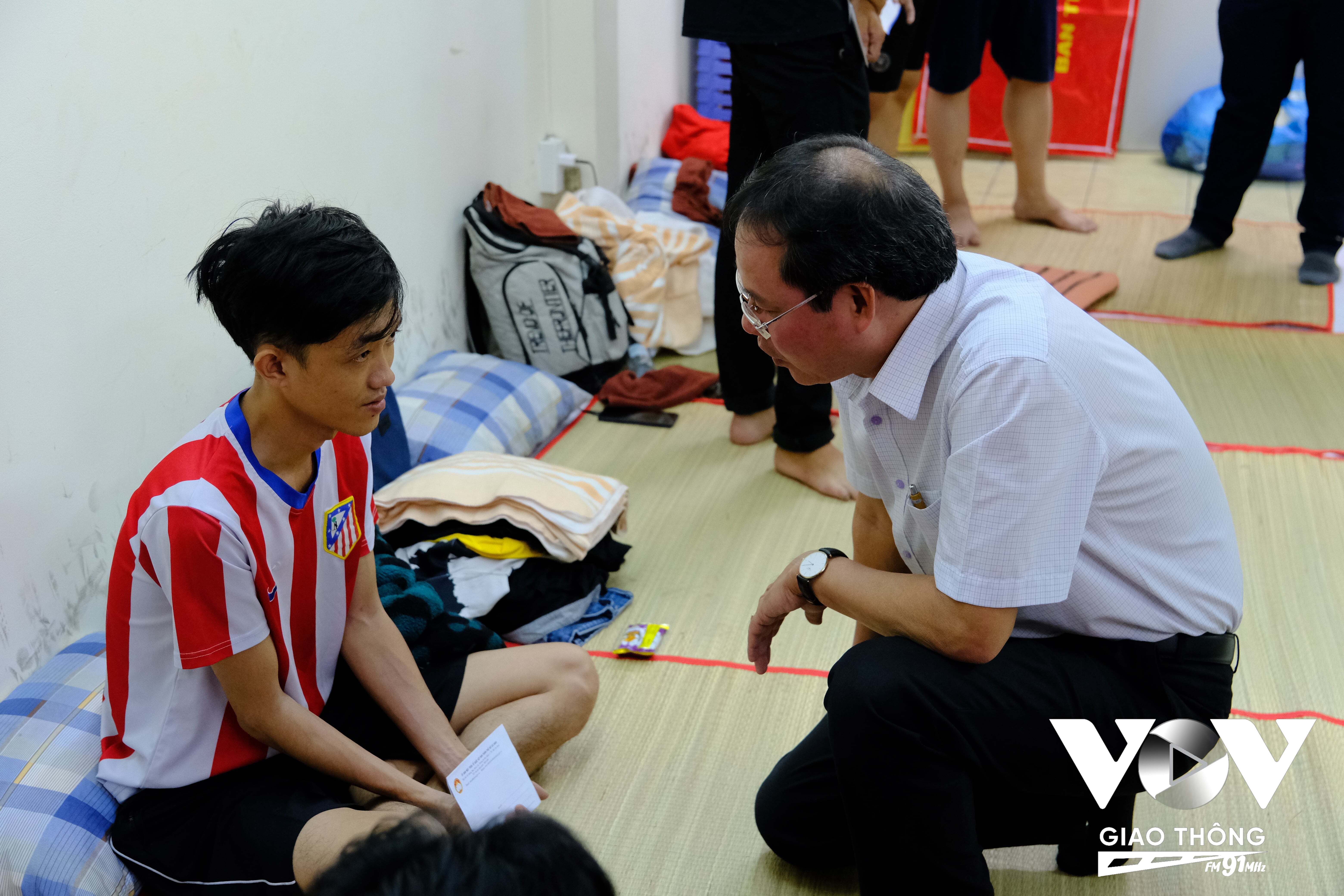 Ông Nguyễn Thành Trung - Phó Chủ tịch Thường trực Ủy ban MTTQ Việt Nam Thành phố cùng địa phương đã đến thăm hỏi động viên gia đình có người thân mất cũng như những người bị ảnh hưởng bởi vụ cháy.