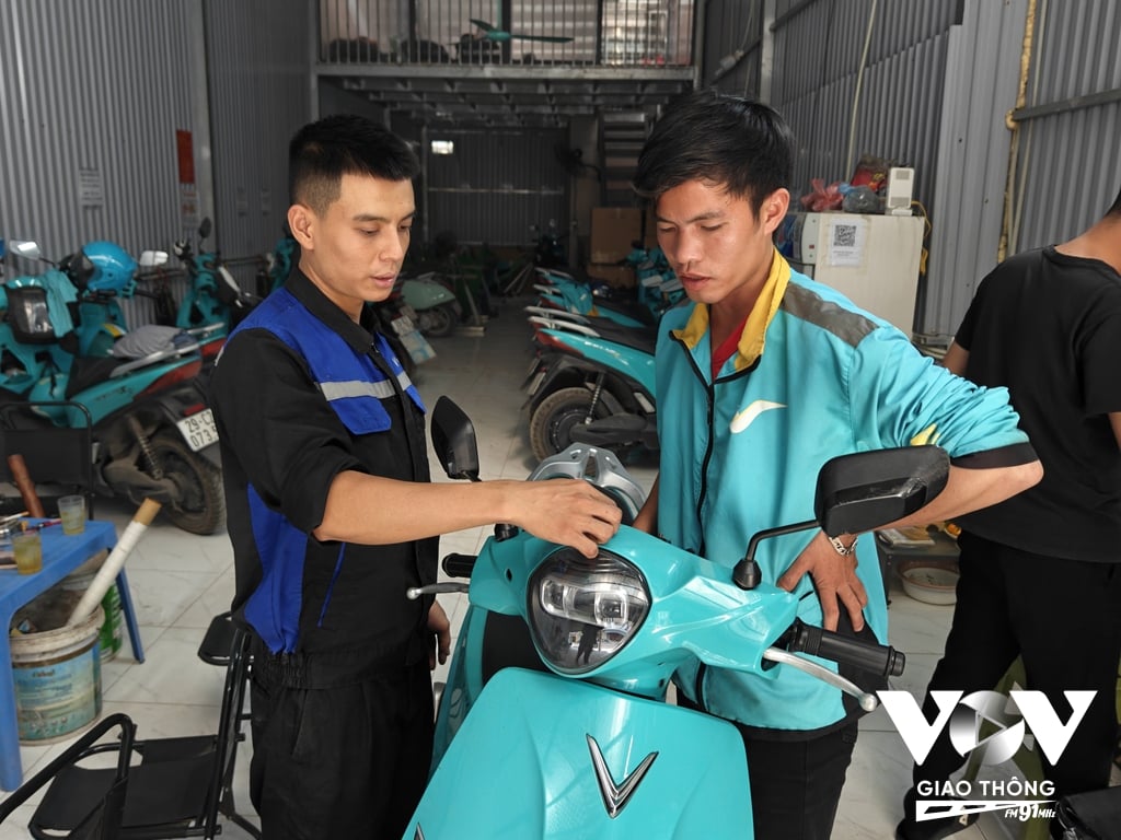 Anh Ngô Văn Trinh, tài xế xe ôm công nghệ chạy điện trú ở Nam Từ Liêm, đang sử dụng dịch vụ trạm sạc kèm võng nghỉ trưa điều hòa tại phố Trương Định, quận Hoàng Mai.