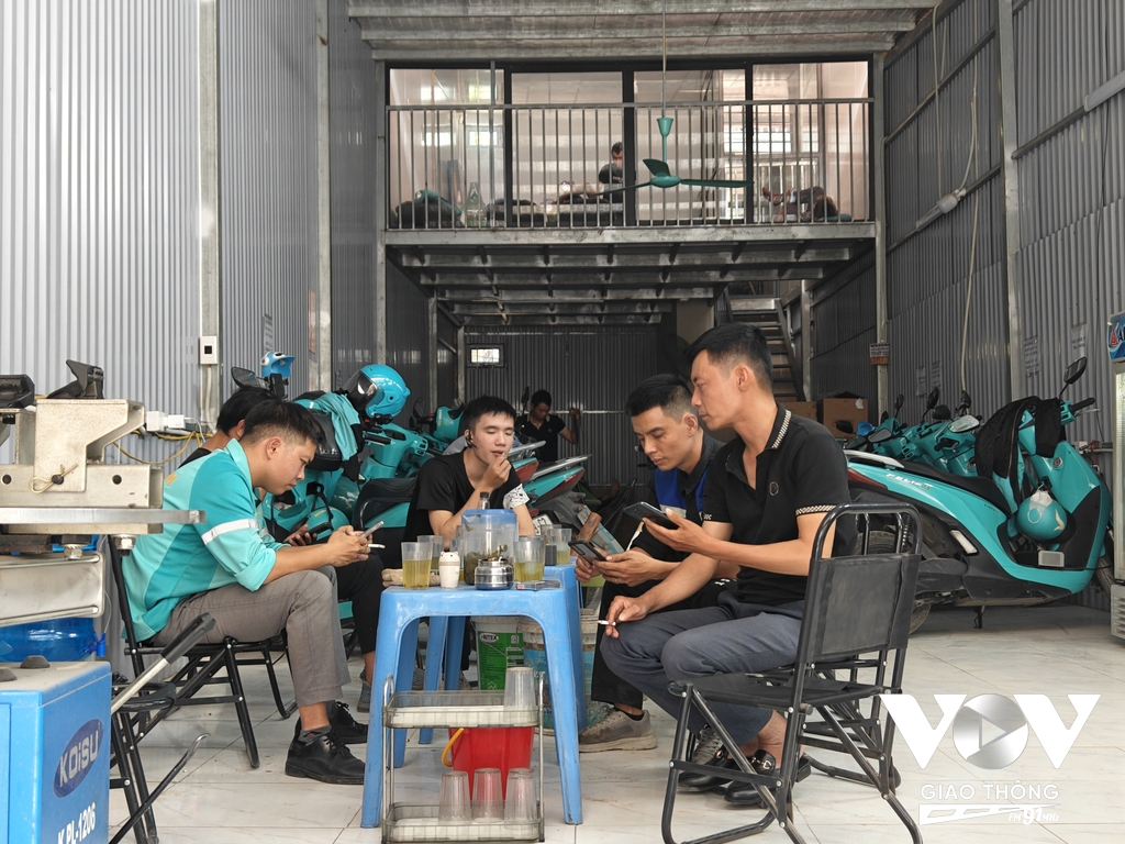 Mô hình trạm dịch vụ tích hợp bảo dưỡng,sửa chữa xe, kèm trà đá, chỗ nghỉ trưa và trạm sạc cho các tài xế xe ôm điện hiện còn khá hiếm hoi ở Hà Nội.